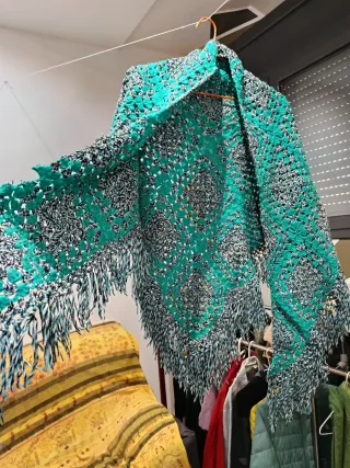 Capa de lana tejida a mano multicolor