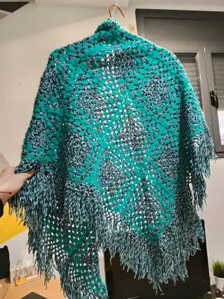 Capa de lana tejida a mano multicolor