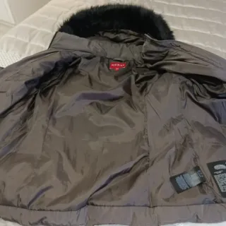 Anorak Guess Marrón con Capucha y Pelo