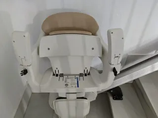 Silla salvaescalera con poco uso.