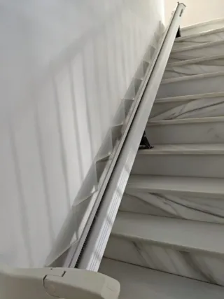 Silla salvaescalera con poco uso.