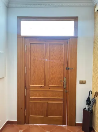 Puerta de entrada de madera
