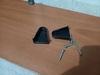 Balda de madera marrón