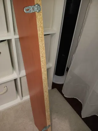 Balda de madera marrón