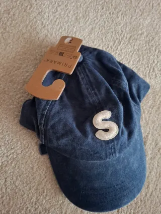 Gorra azul con letra S