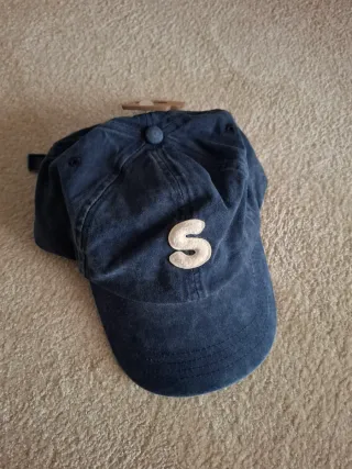 Gorra azul con letra S