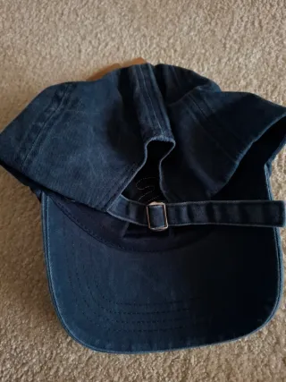 Gorra azul con letra S