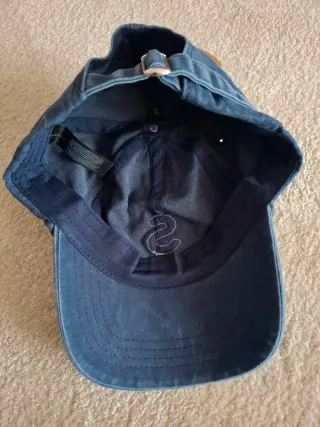 Gorra azul con letra S