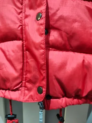 Chaqueta acolchada Nike vintage roja. Unisex