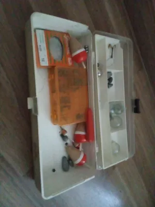 Caja de pesca con anzuelos y plomos