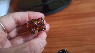 Sortija de bisutería multicolor