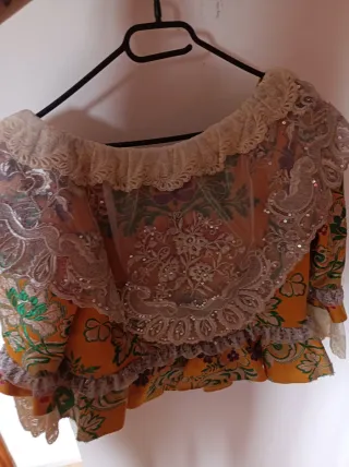 Traje Fallera Naranja con Manteletas Plata