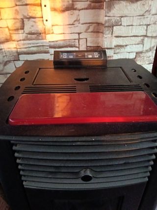 Hidroestufa de pellet negra y roja