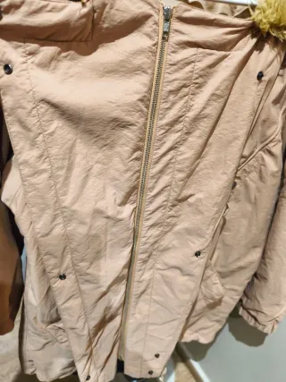 Chaqueta mujer beige con capucha.