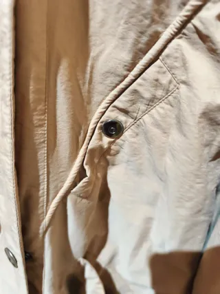 Chaqueta mujer beige con capucha.