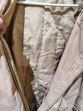 Chaqueta mujer beige con capucha.