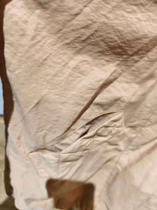 Chaqueta mujer beige con capucha.