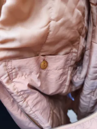 Chaqueta mujer beige con capucha.