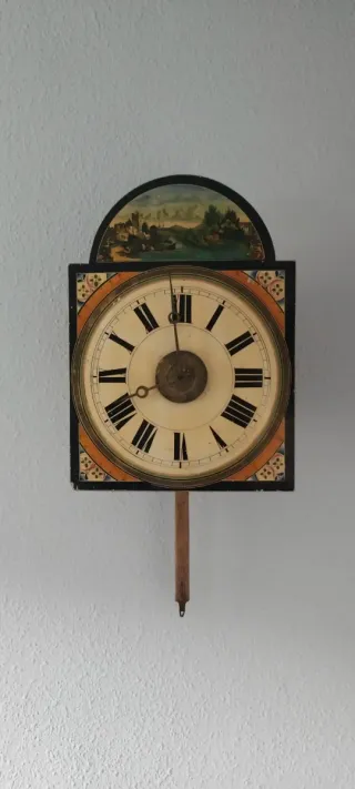 Reloj de pared antiguo pintado a mano