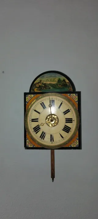 Reloj de pared antiguo pintado a mano