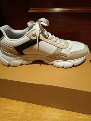 Zapatillas deportivas beige y blancas