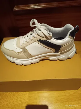 Zapatillas deportivas beige y blancas