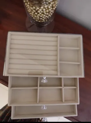 Joyero organizador 1  beige y 1 plateado