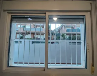 Ventana aluminio blanca con rejas