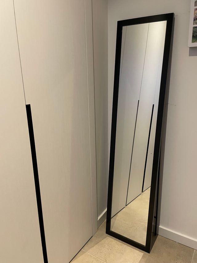 Espejo de cuerpo entero negro