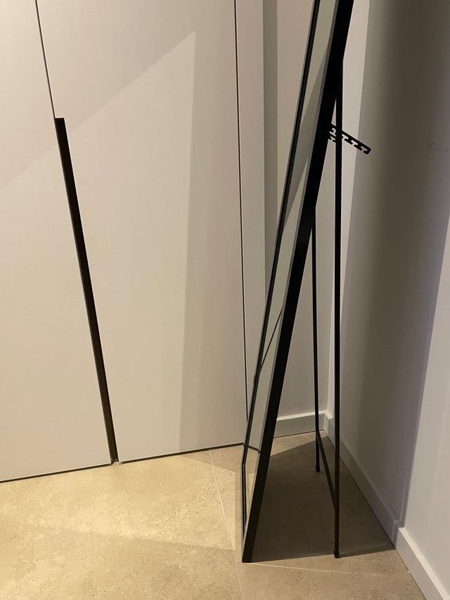 Espejo de cuerpo entero negro