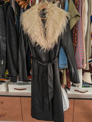 Abrigo largo negro con cuello de pelo