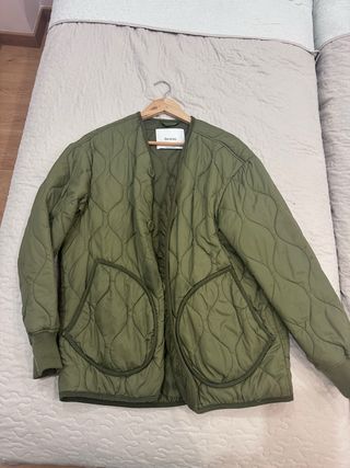 Chaqueta acolchada Bershka verde