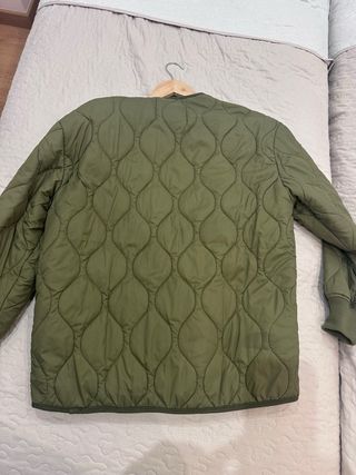 Chaqueta acolchada Bershka verde