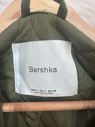 Chaqueta acolchada Bershka verde