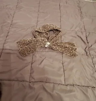 Sciarpa con fibbia decorativa