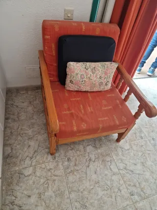 Sillón de pino con cojines