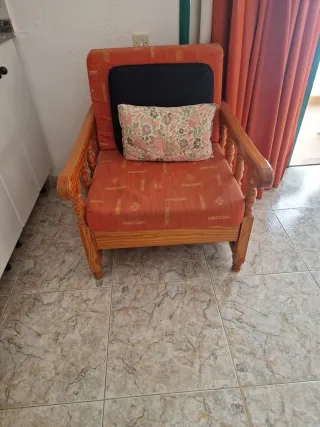 Sillón de pino con cojines