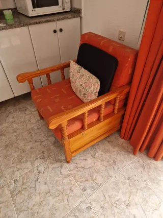 Sillón de pino con cojines