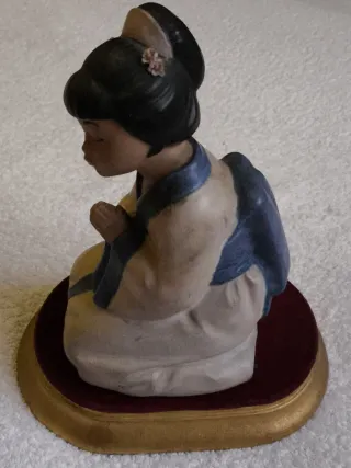 ANTIGUA FIGURA "NADAL" JAPONESA REZANDO CON PEANA.