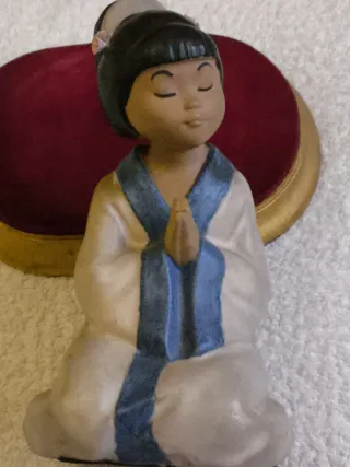 ANTIGUA FIGURA "NADAL" JAPONESA REZANDO CON PEANA.