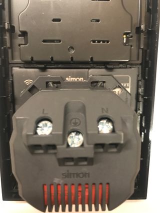 Enchufe Simon 100 Pro IO HUB Negro