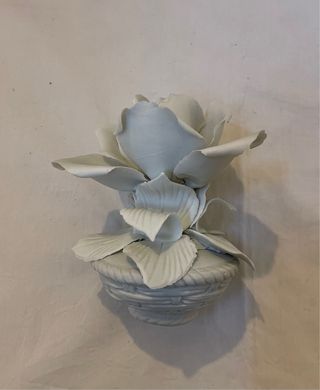 Maceta con flor de cerámica blanca