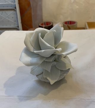 Maceta con flor de cerámica blanca