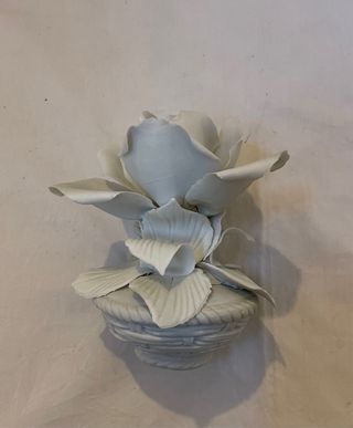 Maceta con flor de cerámica blanca