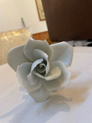 Maceta con flor de cerámica blanca