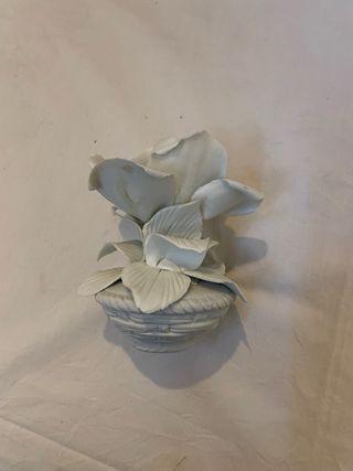 Maceta con flor de cerámica blanca