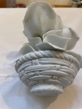 Maceta con flor de cerámica blanca