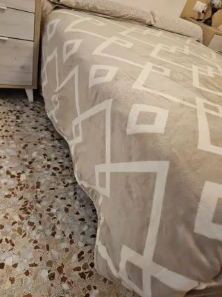 Manta aterciopelada beige y blanca 1.50