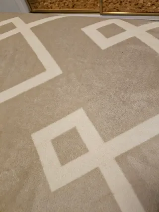 Manta aterciopelada beige y blanca 1.50