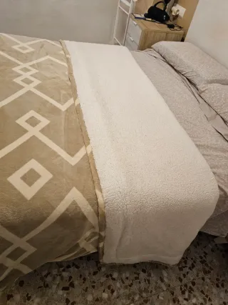 Manta aterciopelada beige y blanca 1.50